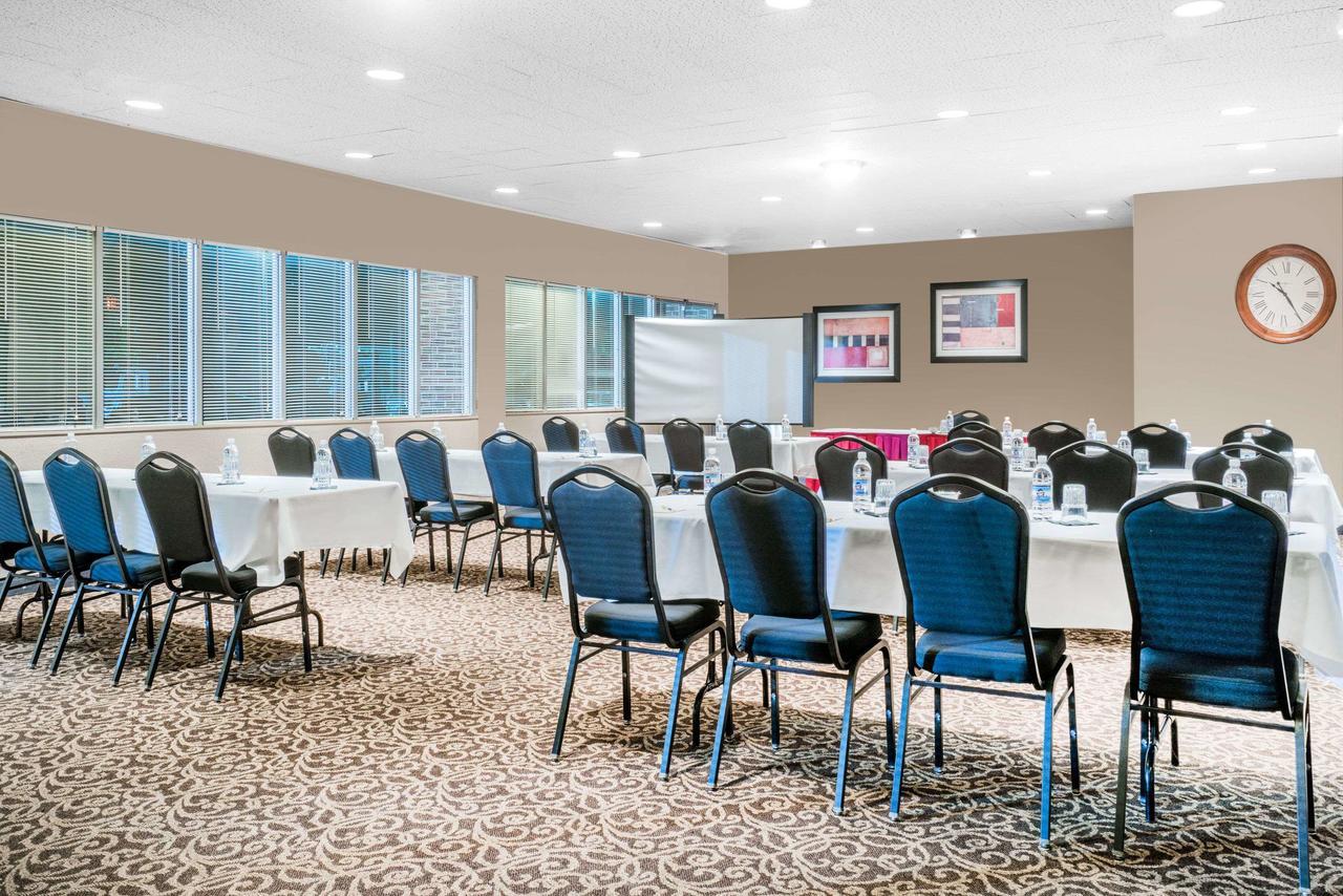 Days Inn Hotel & Conference Center La Crosse Buitenkant foto